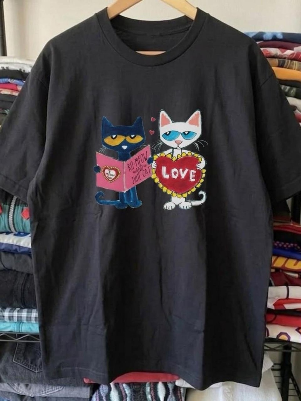 Pete Cat with girlfriend Holding Pink and Red Hearts tee